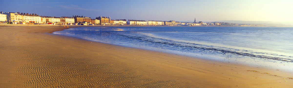 Weymouth beach on a sunny day | SWR