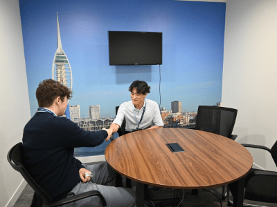 2 people shaking hands