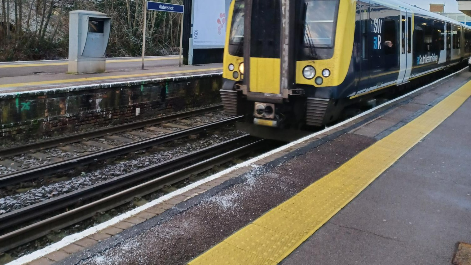 Yellow line in a train platform