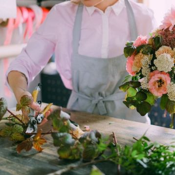 preparing a bouquet of flowers